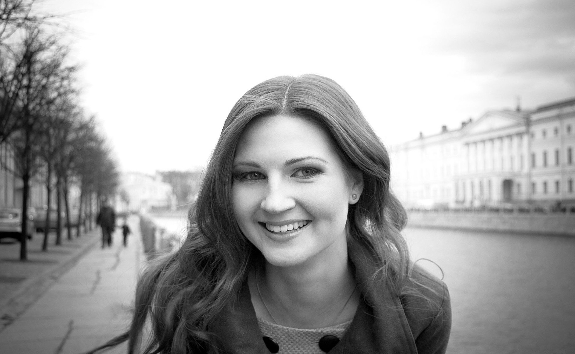 Marina Smarško ir absolvējusi Sankt-Pēterburgas Kultūras un Mākslas universitāti, estrādes muzikālās mākslas fakultātes, estrādes-džeza dziedāšanas nodalījumu. Profesionālā dziedātāja sagatavošana iekļauj sevī vairākus uzdevumus. Balss uzstādīšanu, individuālo tembrālo prasmju atklāšanu, pareizu repertuāra izvēli, māksliniecisko- skatuves darbu un imidžu, izpildījuma stila un manieres noteikšana – visu augstāk minēto es cenšos iemācīt saviem skolēniem, vai arī palīdzu viņam atklāt jau esošās prasmes. Pašu pirmo nodarbību es vienmēr uzsāku ar teoriju, jo prakse bez teorijas nav iespējama! Ir ļoti svarīgi, lai skolēns zinātu, kam un kā būtu jāstrādā viņa organismā dziedāšanas procesa laikā. Tātad, lai varētu kontrolet savu balss aparātu, no sākuma vajadzētu to izētīt. Pirmajā nodarbībā mēs izpētīsim balss aparāta pamatnodalījumus. Tas ir: elpošana, balsene, rezonatori, artikulācijas aparāts. Tikai pareizs šo pamatnodalījumu pielietojums var sekmēt kvalitatīvu un profesionālu balss skanējumu. Mācību procesā pieradinu pie miksēta skanējuma. Balss skanējums šajā gadījumā ir atvērts. Darba diapazons var sasniegt divas oktāvas un vairāk. Pāreja no krūškurvja reģistra uz galvu nebūs pamanāma klausītājam, bet pats skolēns nejutīs apgrūtinājumus balss pārejā uz galvas reģistru. Savukārt prasmes tiks attīstītas izpildot pareizi piemeklētos vokālos uzdevumus. Es pasniegšu ne tikai nepieciešamās zināšanas balss uzstādīšanai, bet arī padalīšos ar savu skatuves pieredzi.